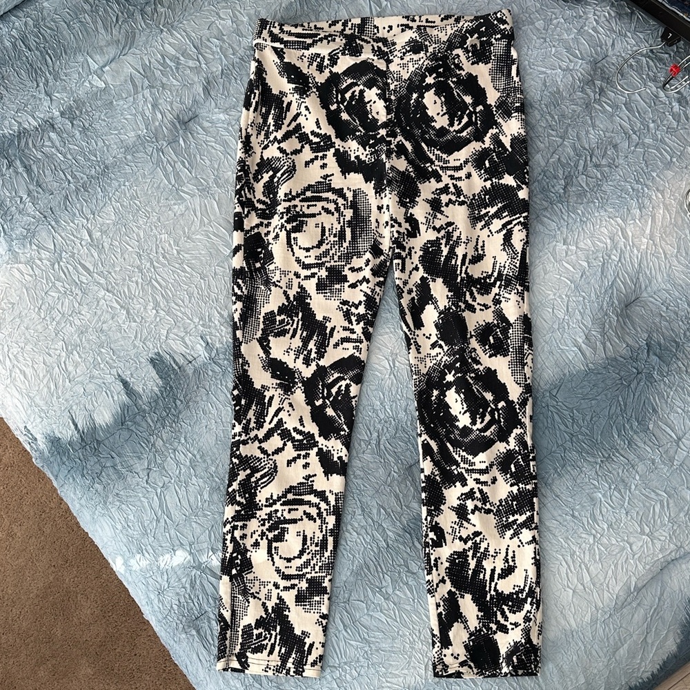 26. Rafaella Black and White Patterned Pants
